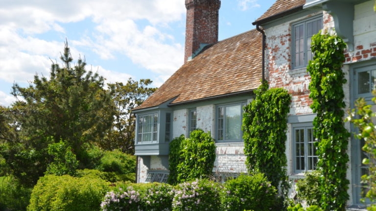 Attention, classic movie lovers: The Connecticut estate of four-time Academy Award-winner Katharine Hepburn is now on market for $11.8 million