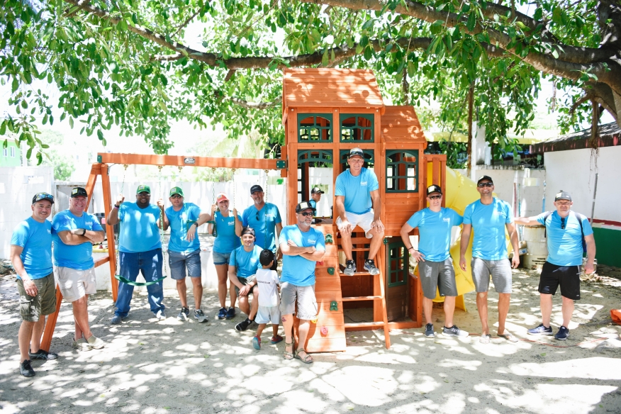 Nearly 300 employees and senior managers from Guild Mortgage recently spent a day renovating a primary school and engaging with local students in Playa Del Carmen, Mexico