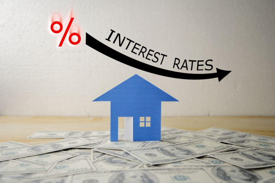 Mortgage rates with money. Credit: iStock.com/jittawit.21