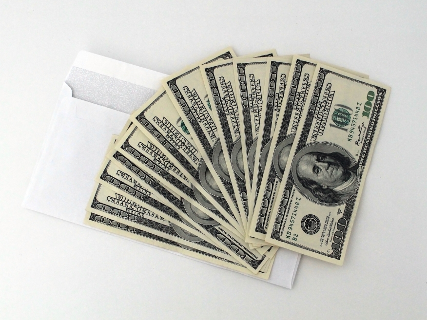 array of hundred dollar bills for record mortgage profits