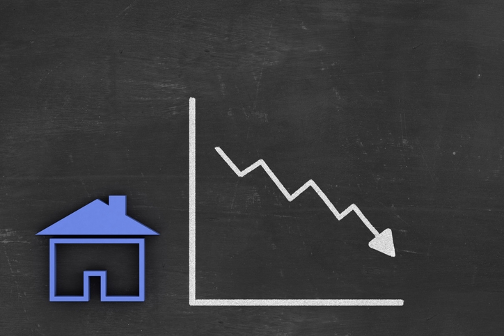 Chalkboard drawing of house and mortgage rates chart. Credit: iStock.com/mphillips007