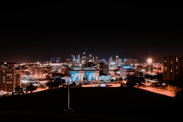 Photo of Kansas City, Missouri at night.