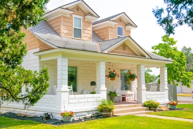 Photo of a suburban house in America.