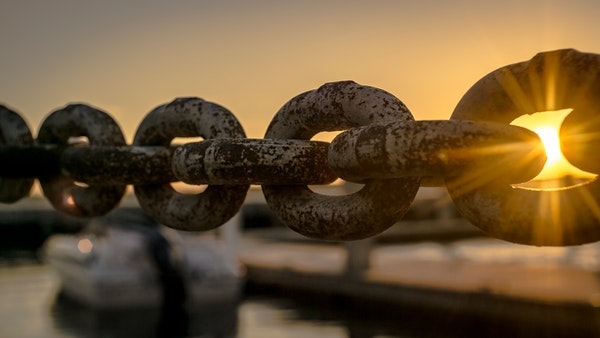 Photo of chains near a docking area.