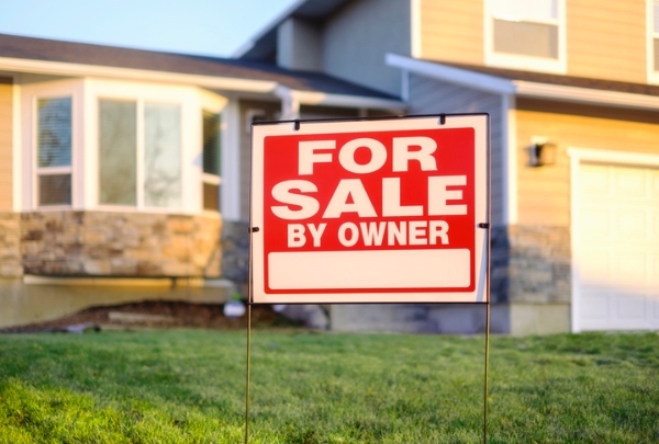 Photo of a for sale by owner sign. Credit: iStockphoto.com/RichLegg.