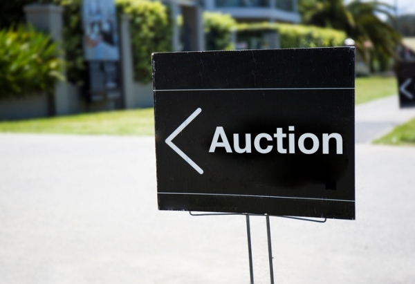 Photo of an auction sign in a neighborhood. Credit: iStockphoto.com/VM_Studio