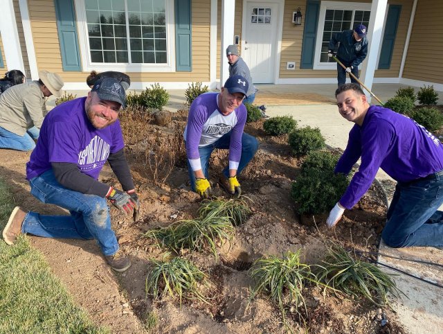 Photo of Homespire Mortgage employee volunteers helping HFOT.