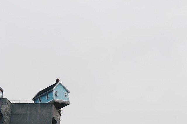 Photo of a house on the edge of a cliff.