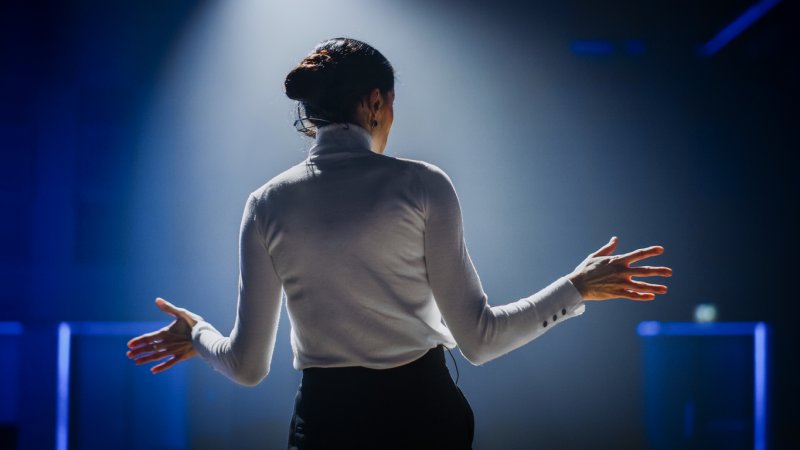 A woman speaker gives a talk at a mortgage conference